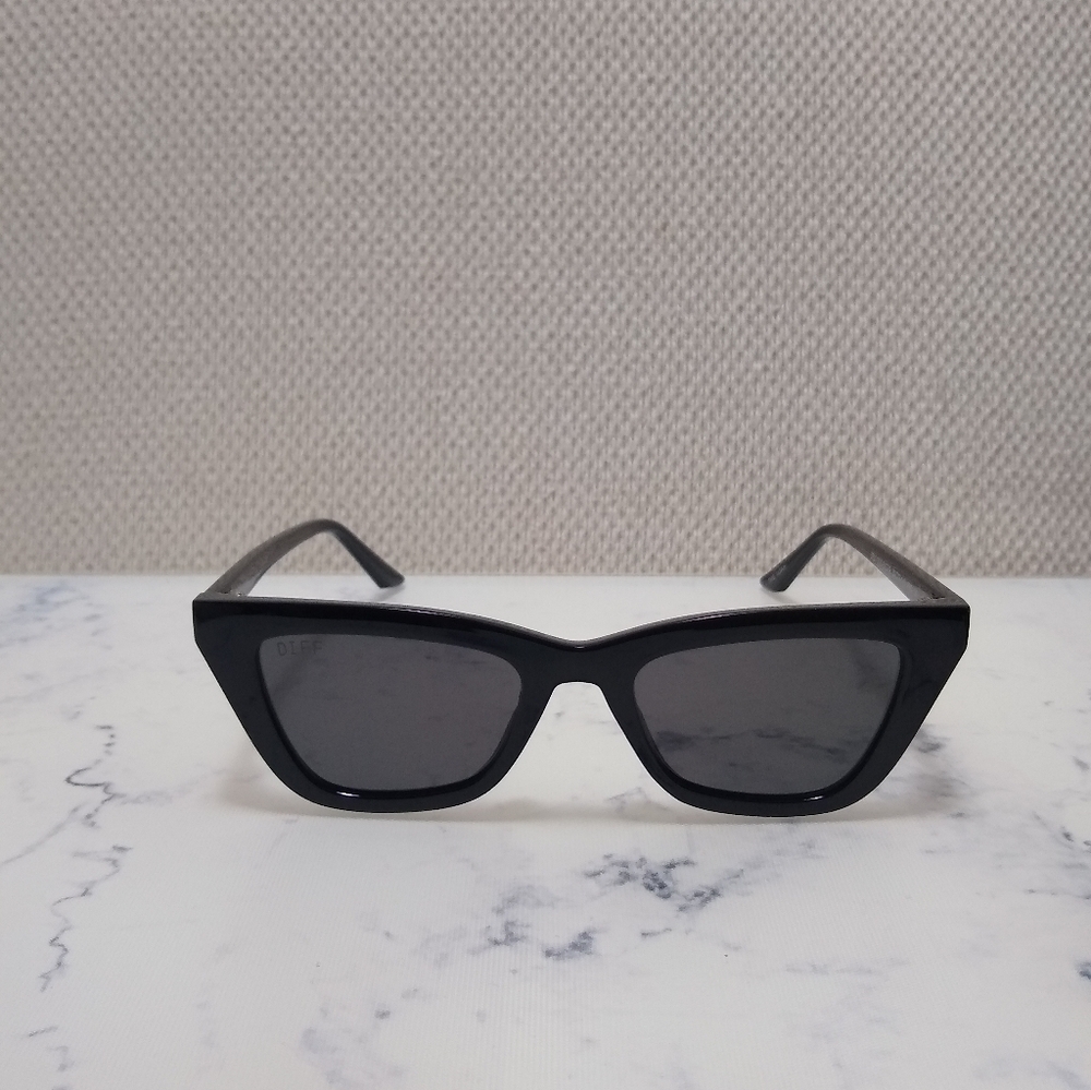 Diff x Madi Nelson The Noah Sunglasses Black Grey Polarized Lenses New In Box - Picture 2 of 8